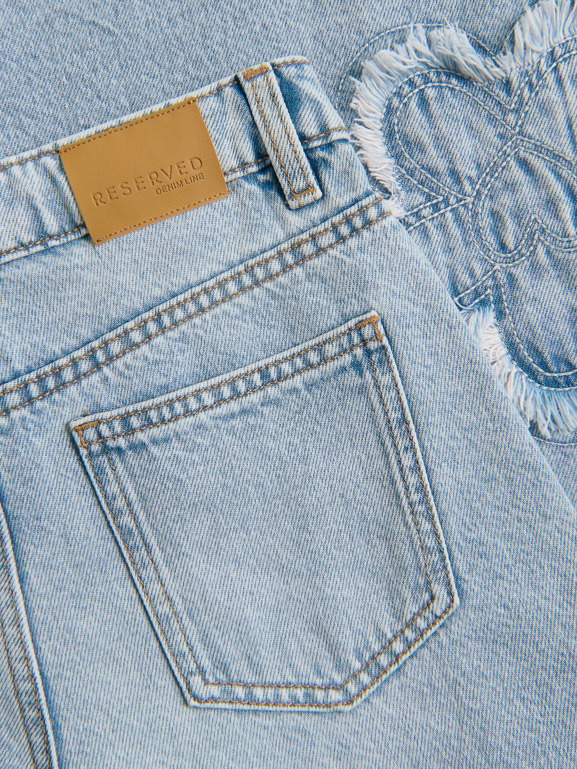 Weitbein-Jeans mit Applikationen