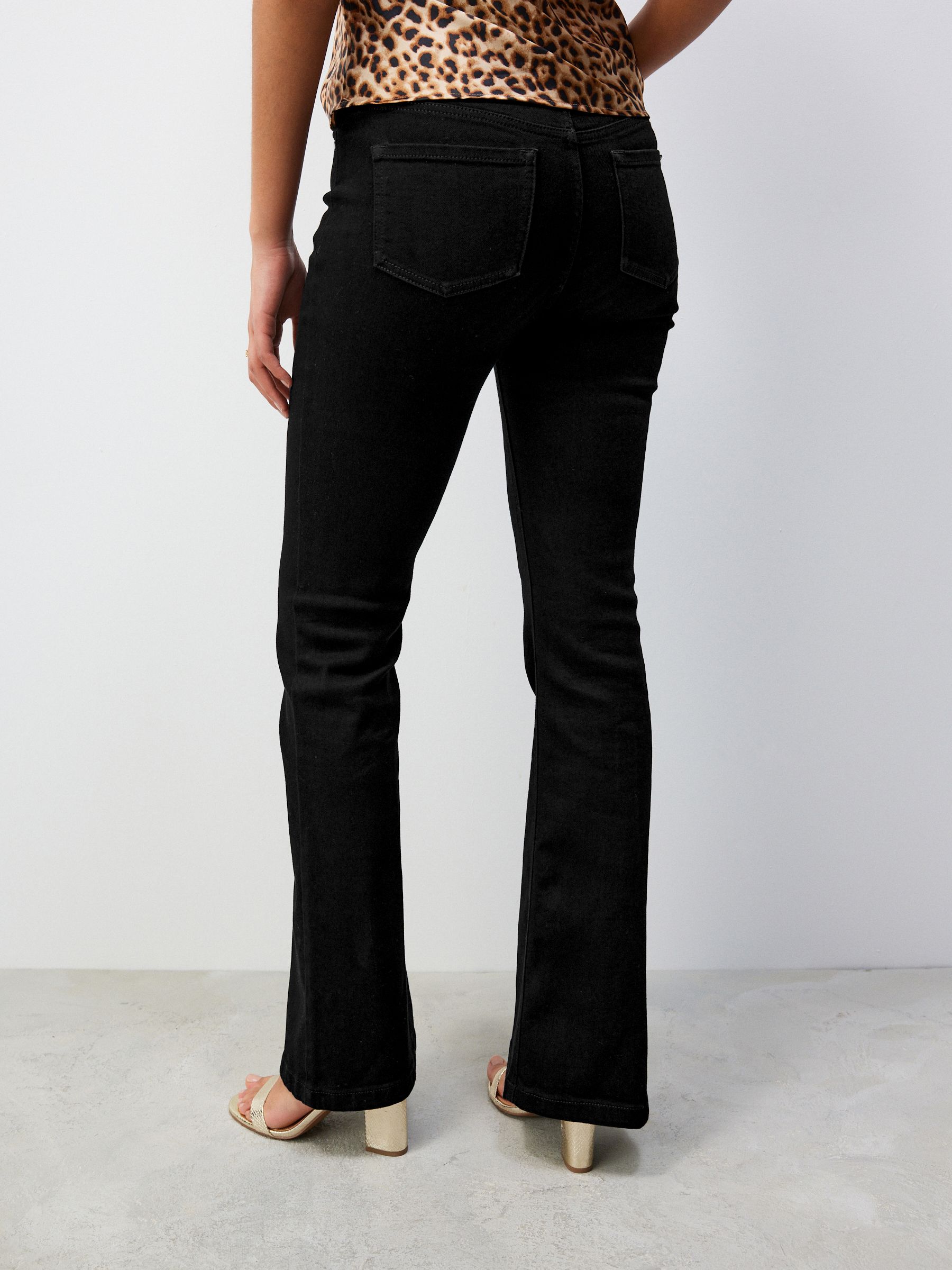 Zwart - Superzachte jeans met wijd uitlopende pijpen