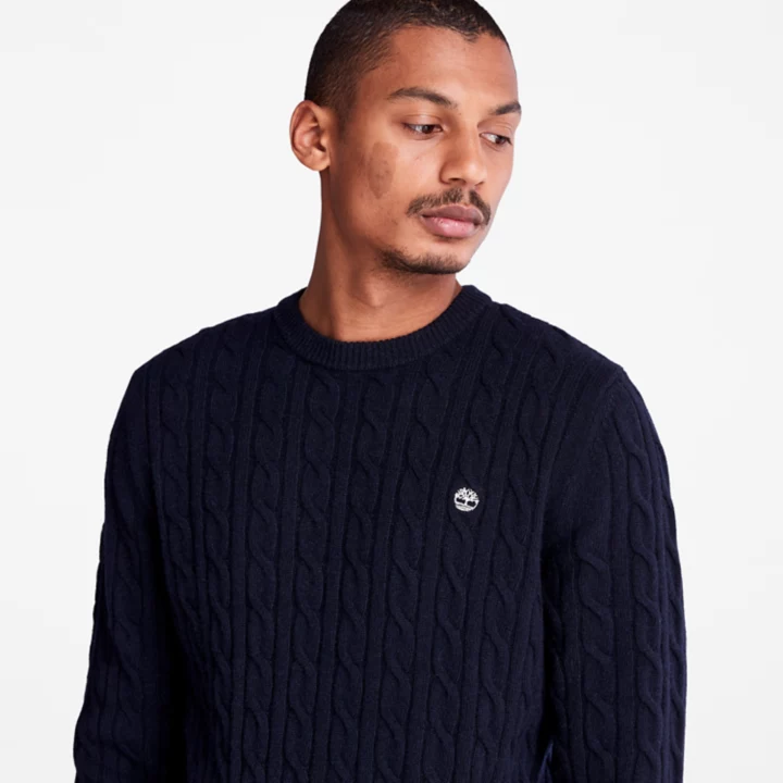 Suéter Phillips Brook de malha trançada para homens na cor azul marinho.