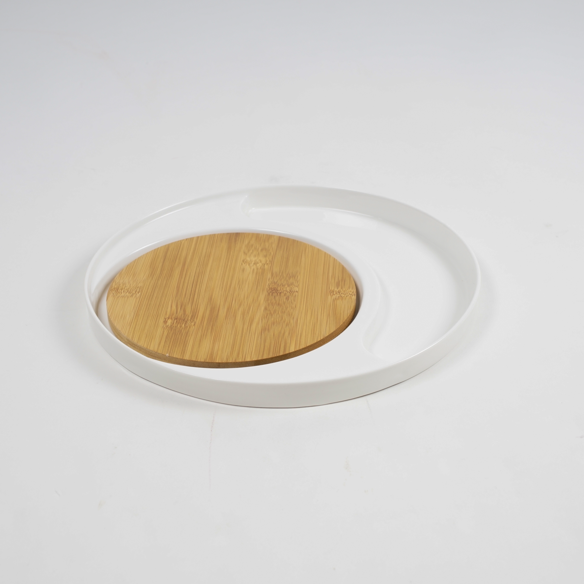 Tellerset 'Rondo', mit Bambusplatte, weiß, Ø 28 cm, H 2 cm zu 16,80