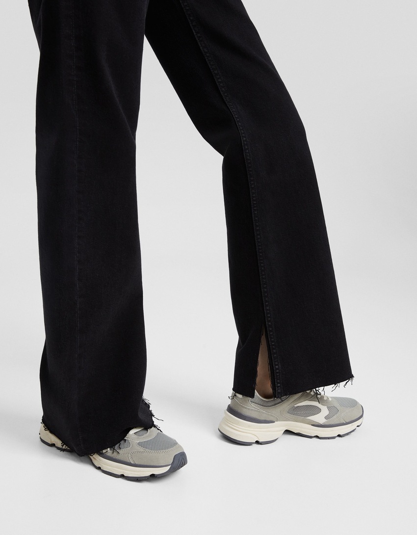 Calça jeans reta confortável com fenda lateral