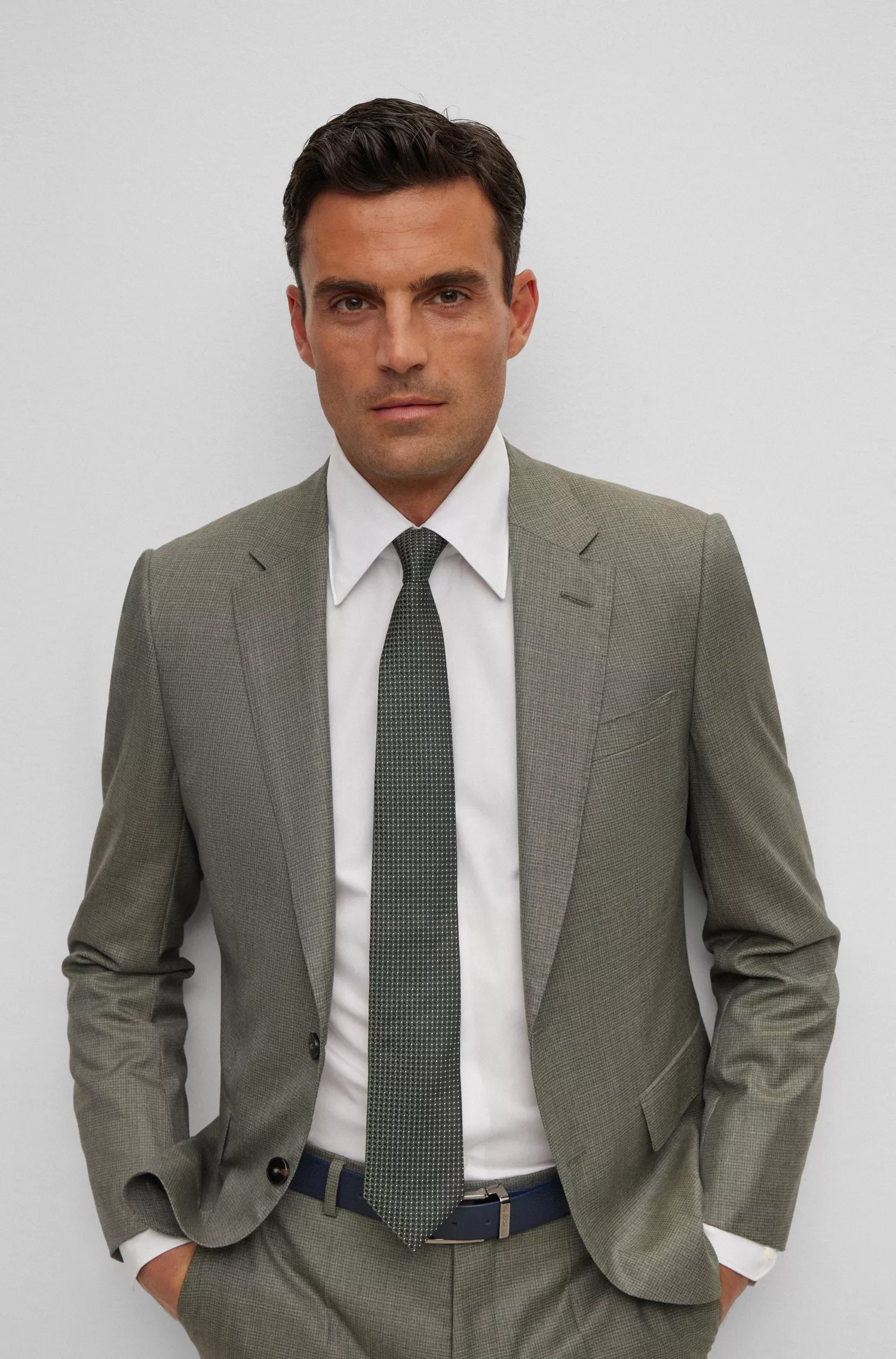 Terno BOSS Camel Slim-fit em lã virgem com microestampa.