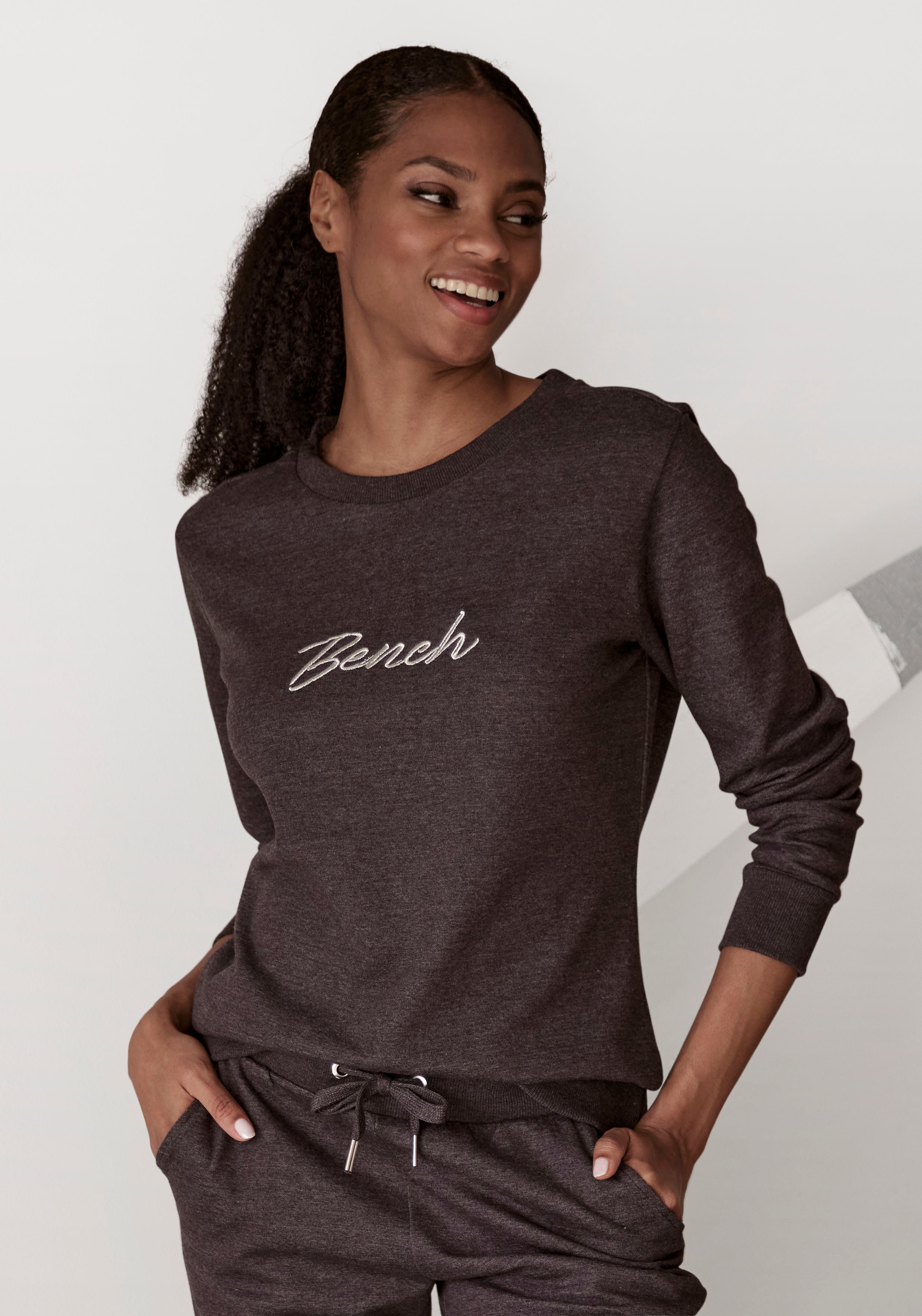Bench. Loungewear Sweatshirt , mit glänzender Logostickerei, Loungewear