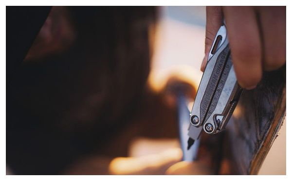 Pince Multifonctions  CHARGE®   TTI  19 Outils en 1 avec étui nylon - Finition Titane - LEATHERMAN