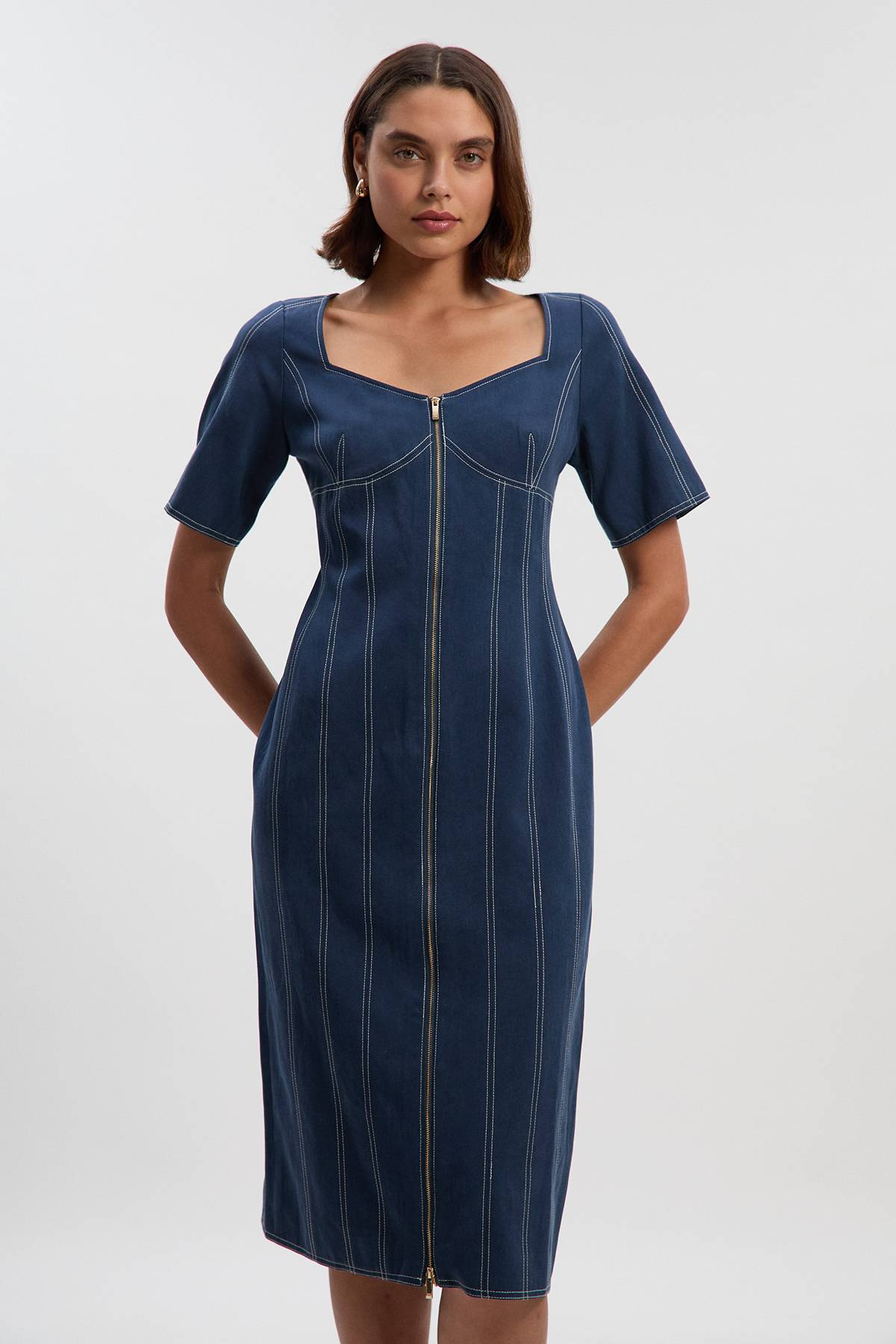 KarenMillen Robe Midi Tissée Petite En Tencel Et Coton Avec Surpiqûres Contrastées Et Fermeture Éclair Devant