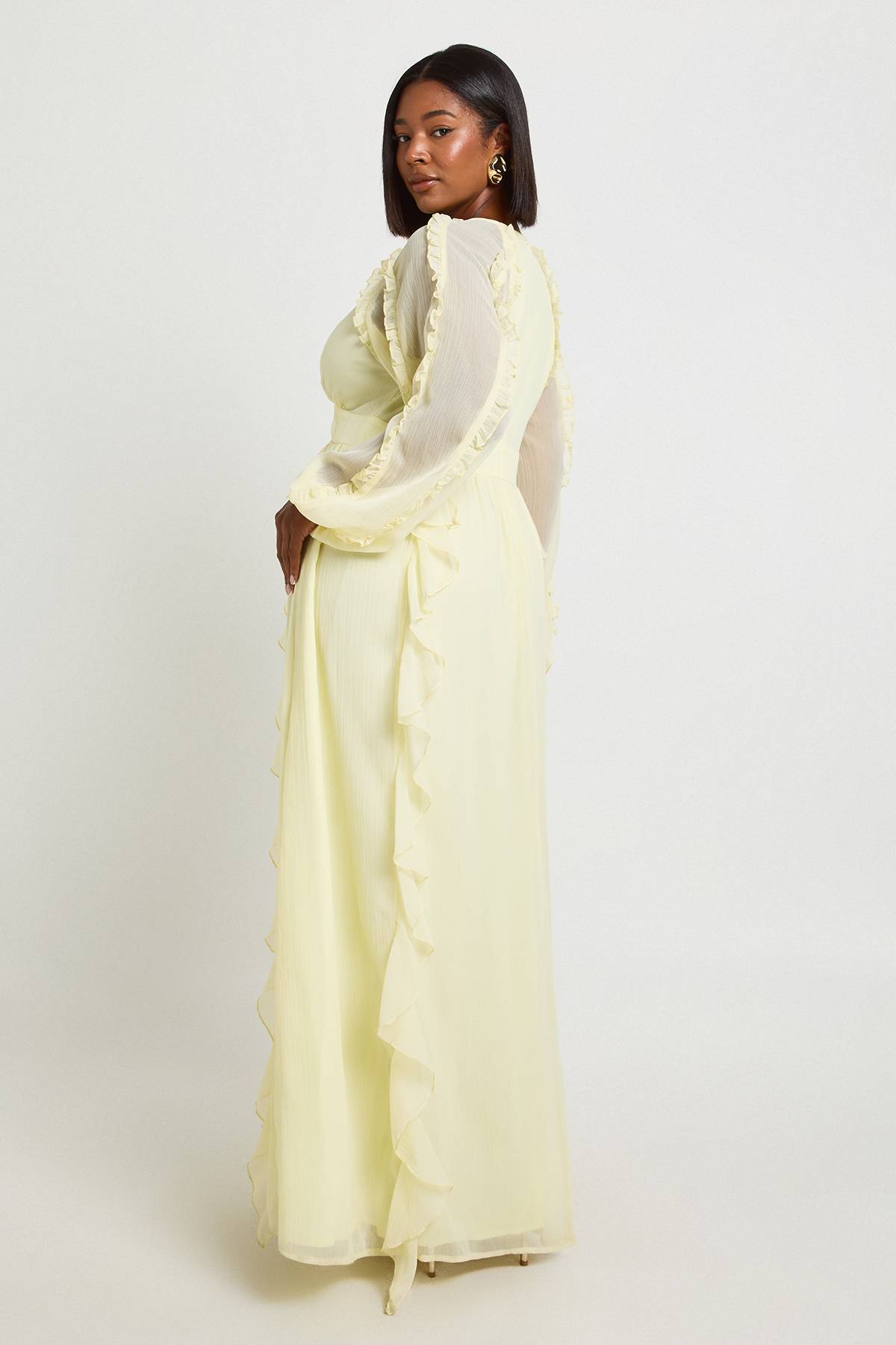 boohoo Robe Maxi Grande Taille En Mousseline À Manches Longues Et Volants