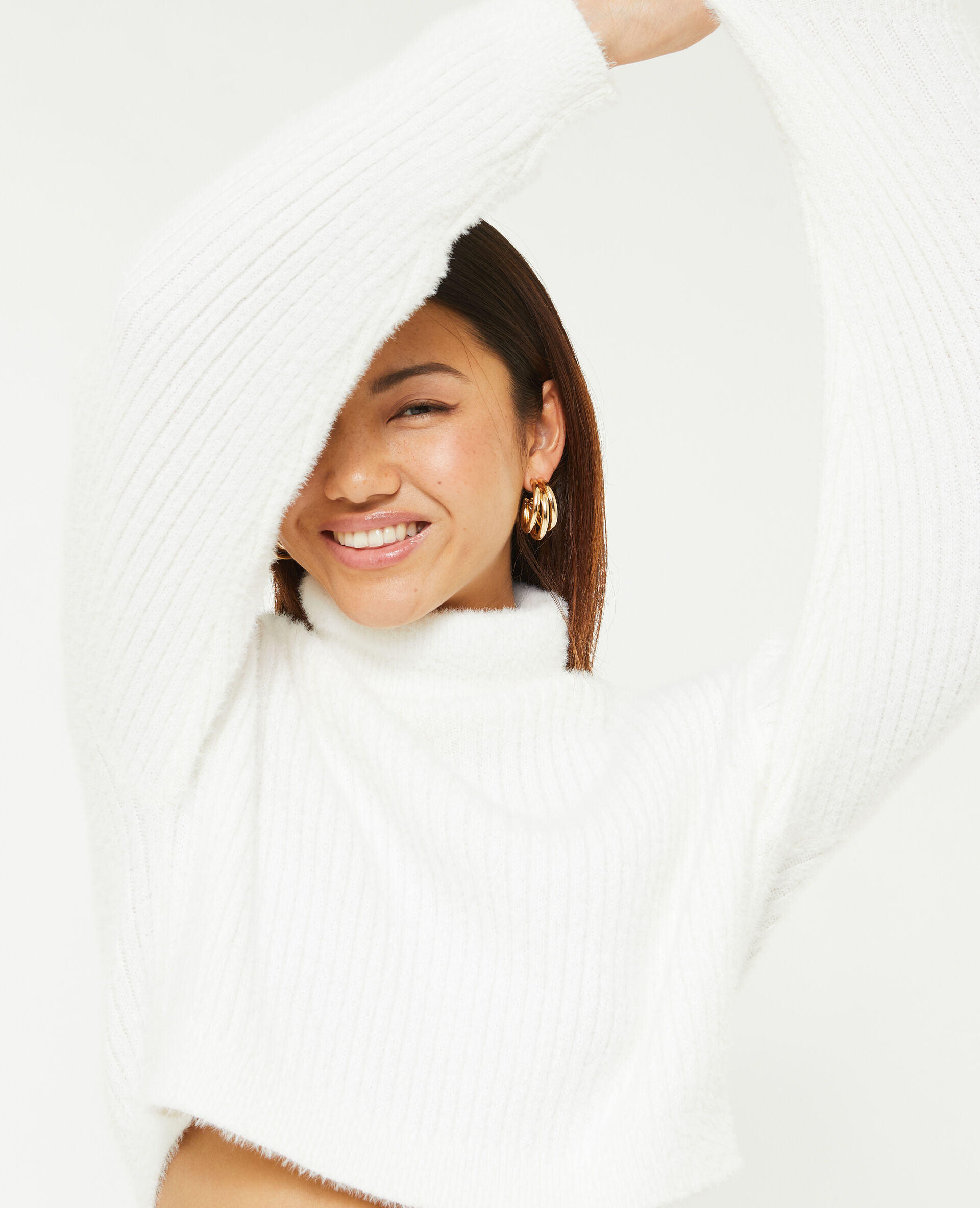 Pull court col roulé en maille fluffy - Blanc