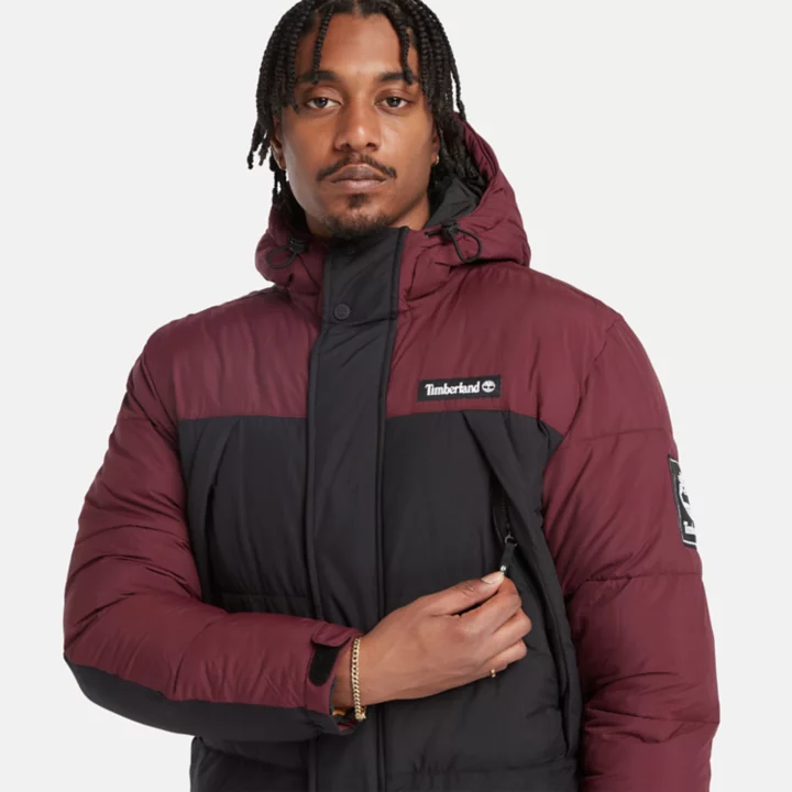 Jaqueta puffer Outdoor Archive masculina na cor bordô.