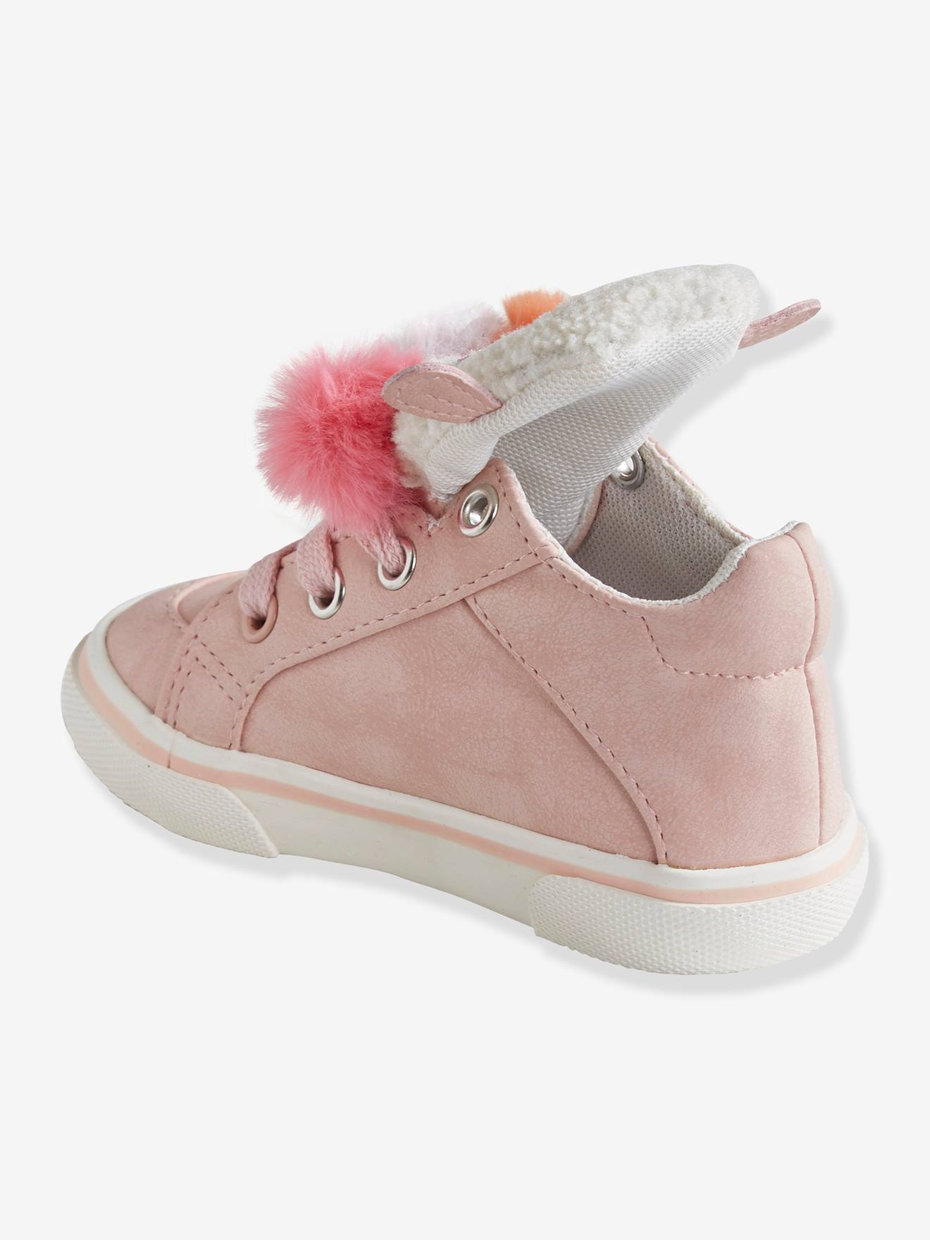 Tênis de cano alto para bebê menina com 3 pompons lisos rosa claro.