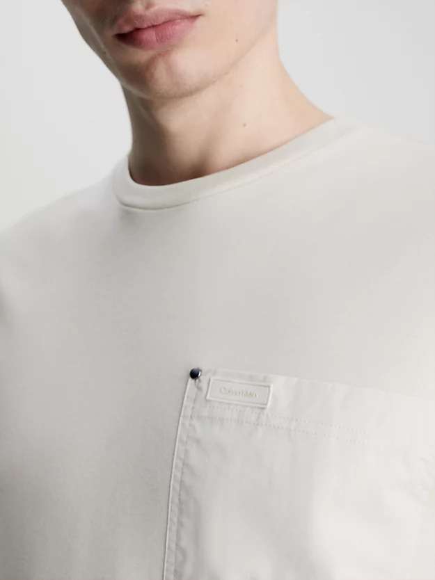 Camiseta com bolso canelado