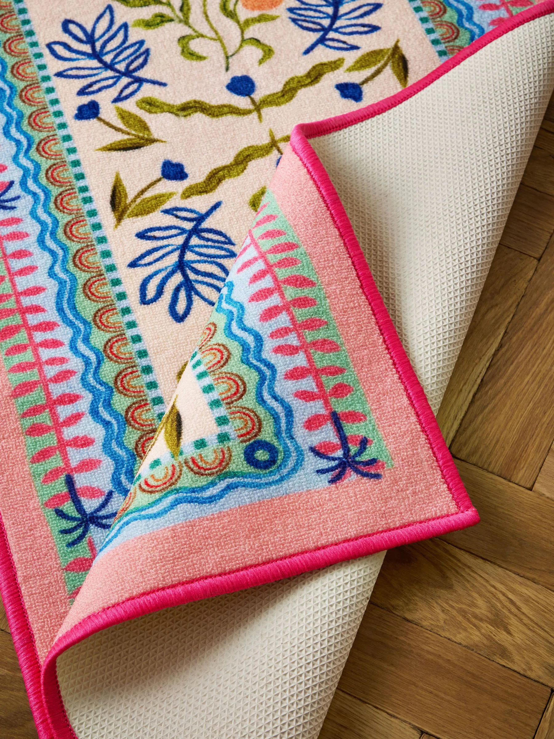 Wasbare loper met heldere bloemenprint