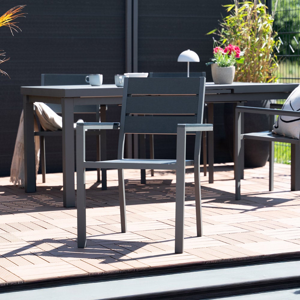 Home Deluxe - Stapelbare tuinstoel Madera - BxDxH: 56,6 x 57,5 x 85 cm - Aantal: 1 - Frame: antraciet, Zitting: lichtgrijs | Kampeerstoel, balkonstoel, terrasstoel