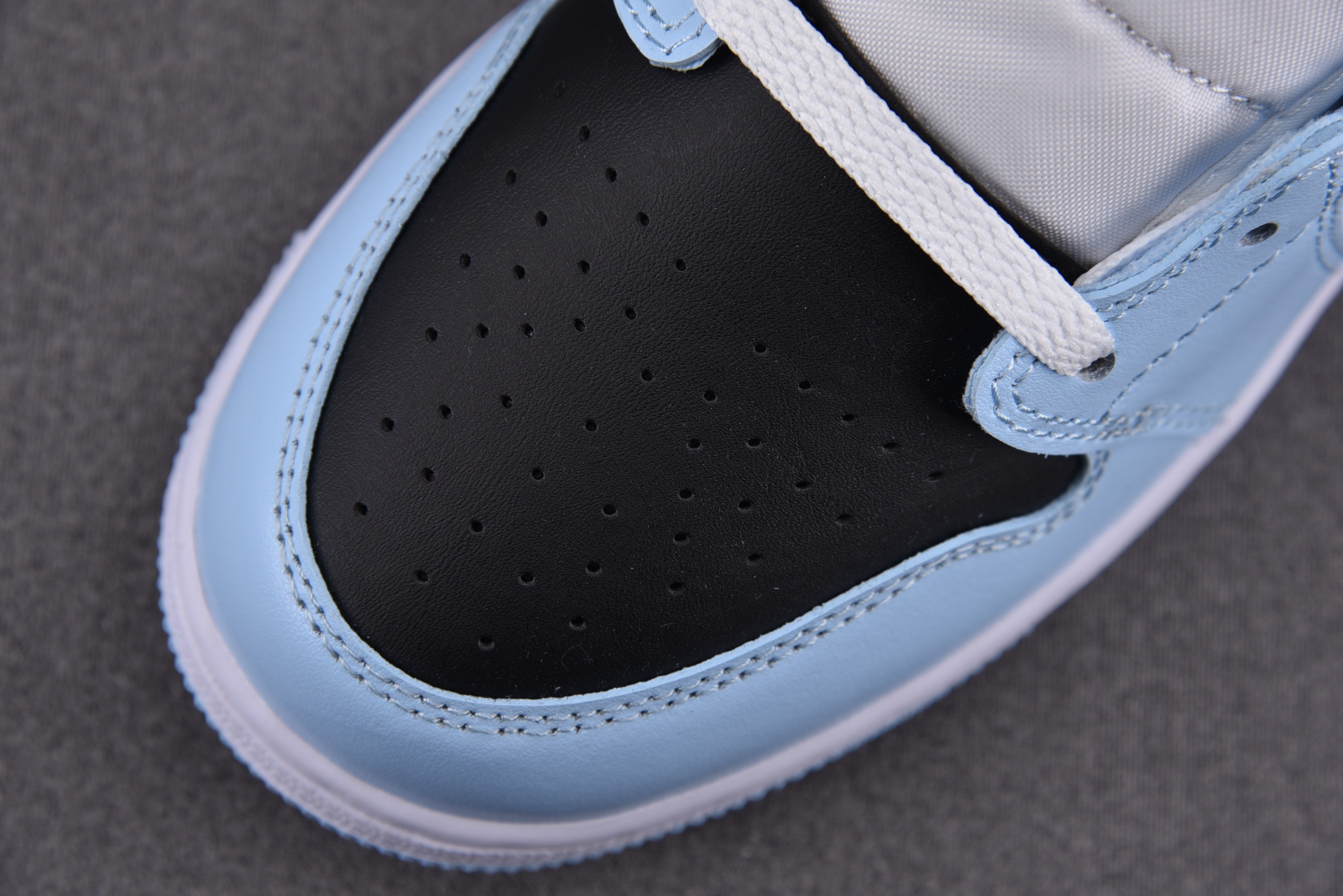 Jordan 1 Mid Ice Blue