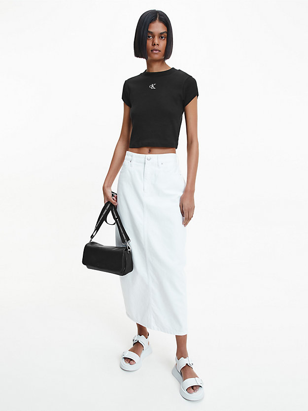 Camiseta cropped canelada de corte justo