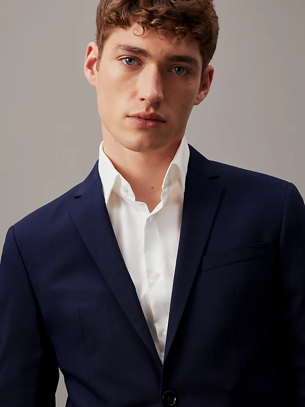 Blazer de abotoamento simples em lã elástica com modelagem slim.