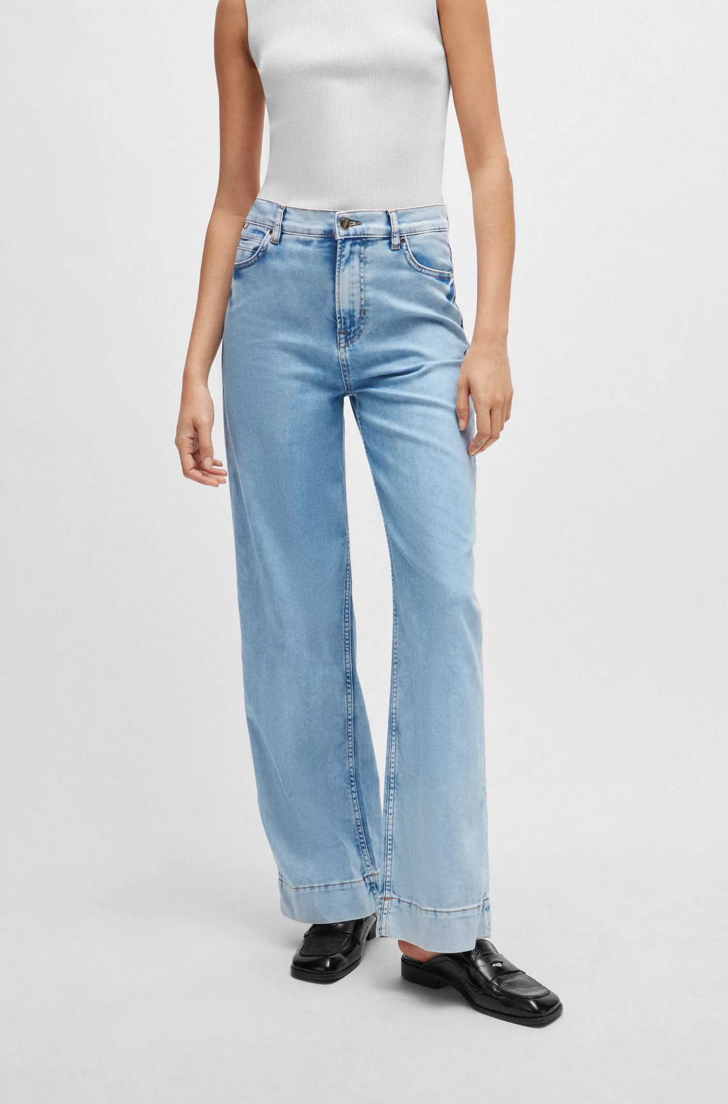 Calça jeans BOSS preta, corte regular, cintura alta, em denim azul.