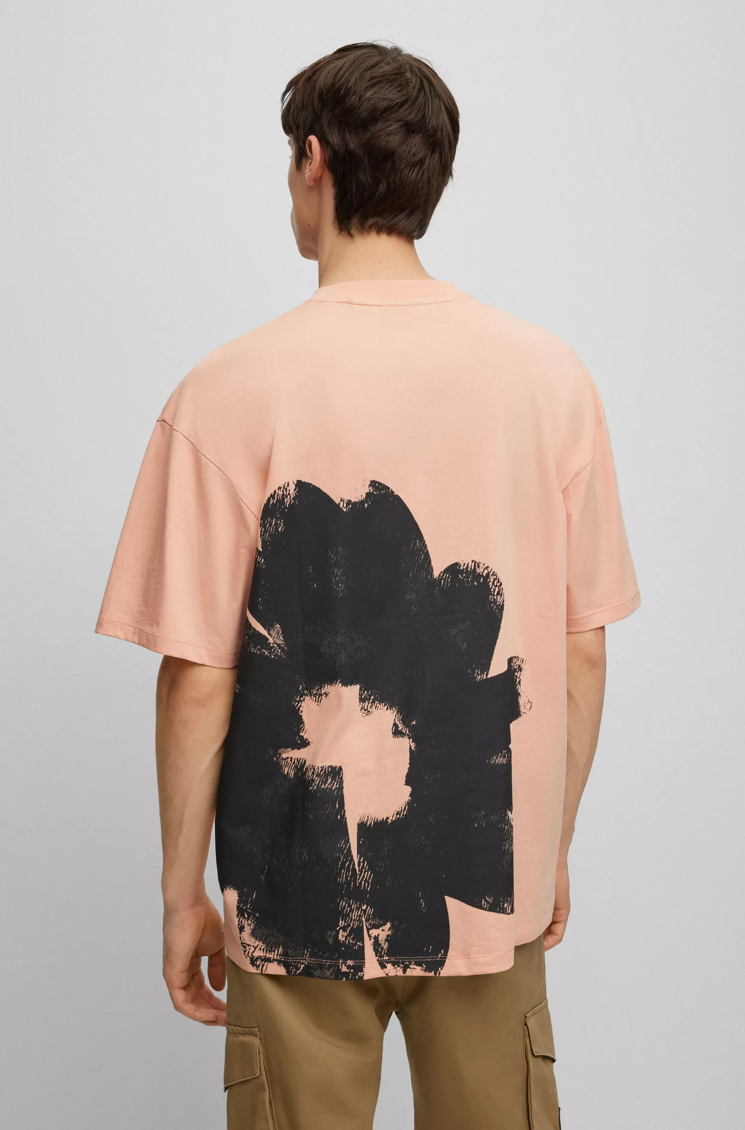 Camiseta HUGO vermelha em algodão orgânico com estampas de rabiscos.