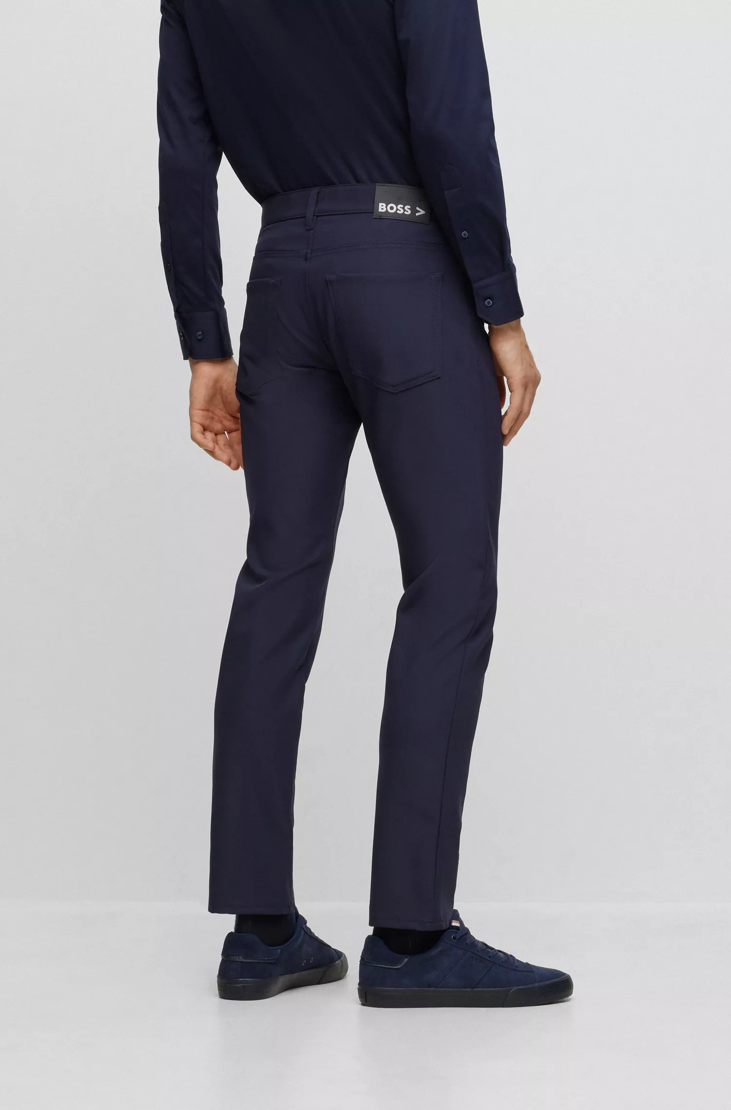 Calça jeans BOSS preta, corte slim, em denim elástico de alta performance.