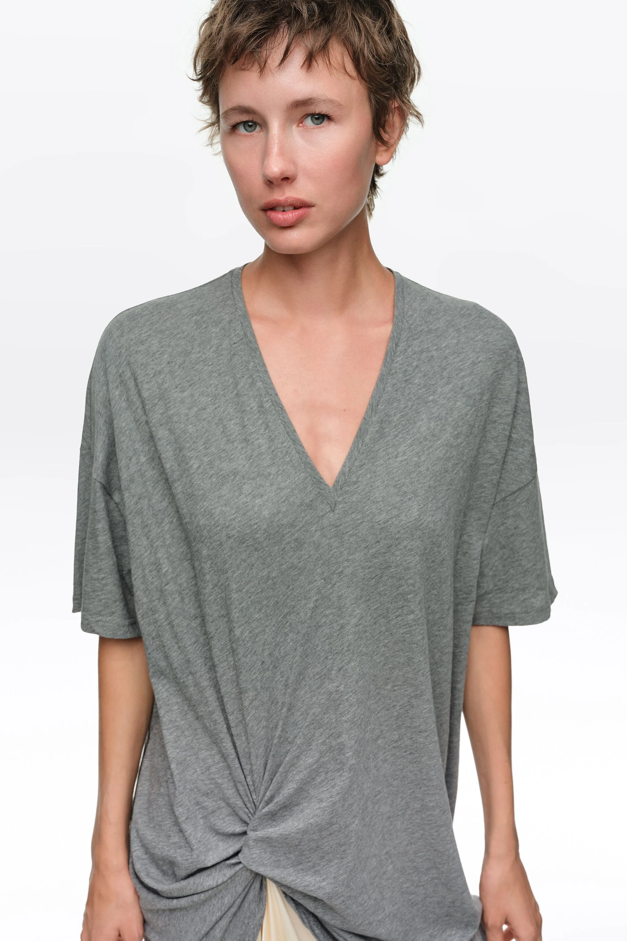 Vestido camiseta cinza mesclado de dois materiais com nó.