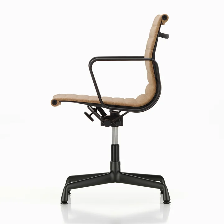 Vitra - EA 132 Bürostuhl mit Armlehnen drehbar, deep black / Cosy 2, papyrus (Filzgleiter)