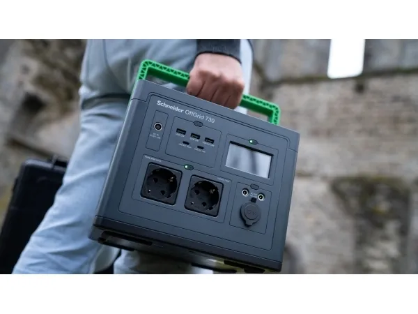 Schneider OffGrid 500 - Transportabel strømstation - LCD, lithium-ion, 2 CEE 7/3 schuko stik, sinusbølge, 3 USB-A, 2 USB-C, trådløs oplader - AC 195 - 265 / DC 12 -30 V - 500 Watt - Litiumion - 517 Wh - output-stikforbindelser: 2 - sort, grøn