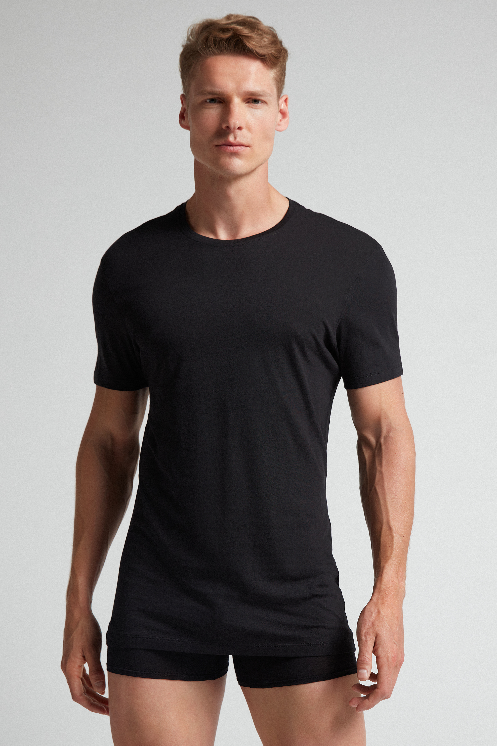Camiseta de manga curta com gola redonda em algodão extrafino Supima®.