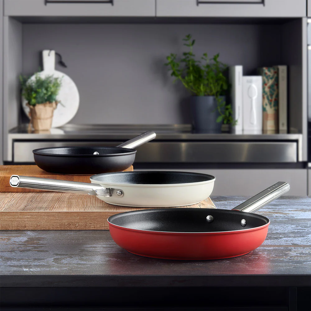 Poêle aluminium antiadhésive 30 cm noir mat Smeg