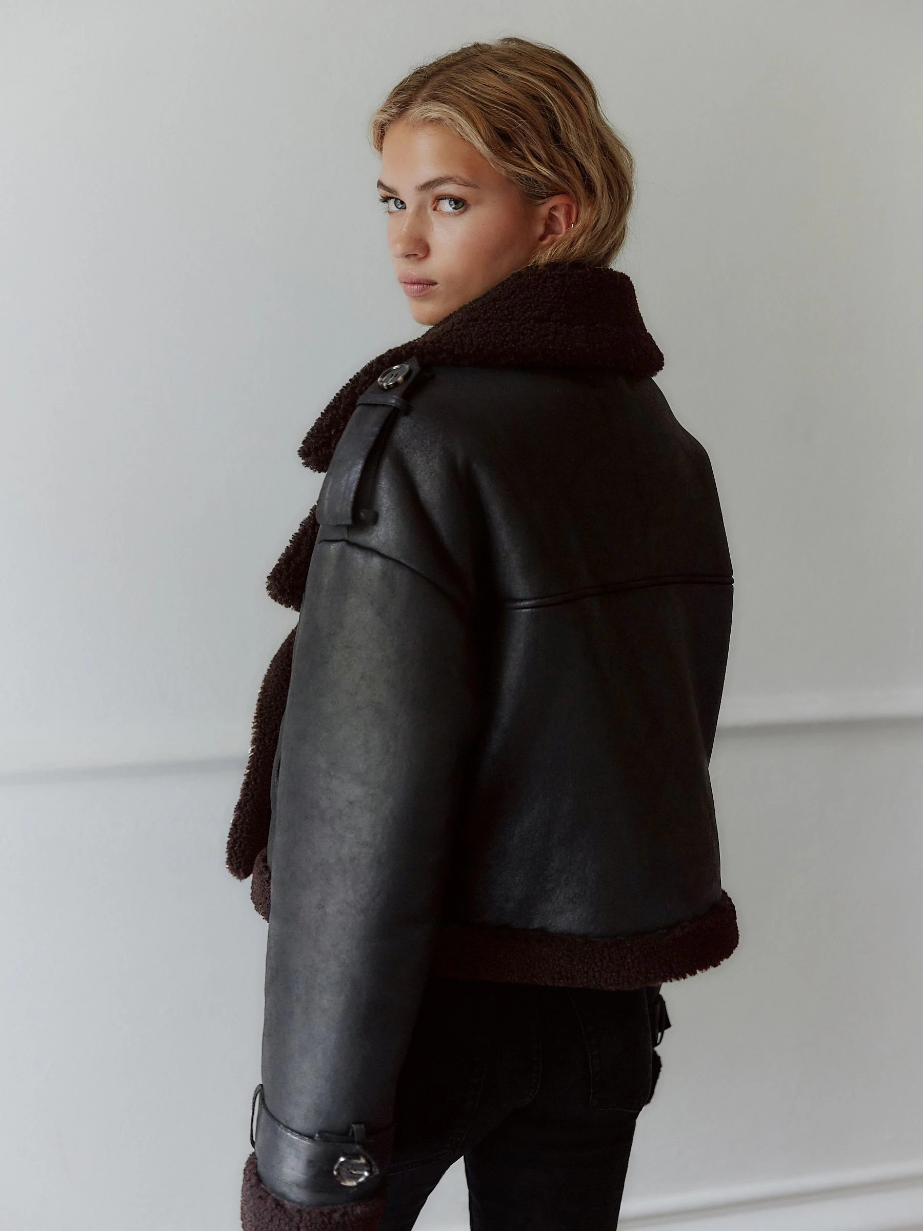 Zwart - Faux Shearling Cropped Aviator Jacket