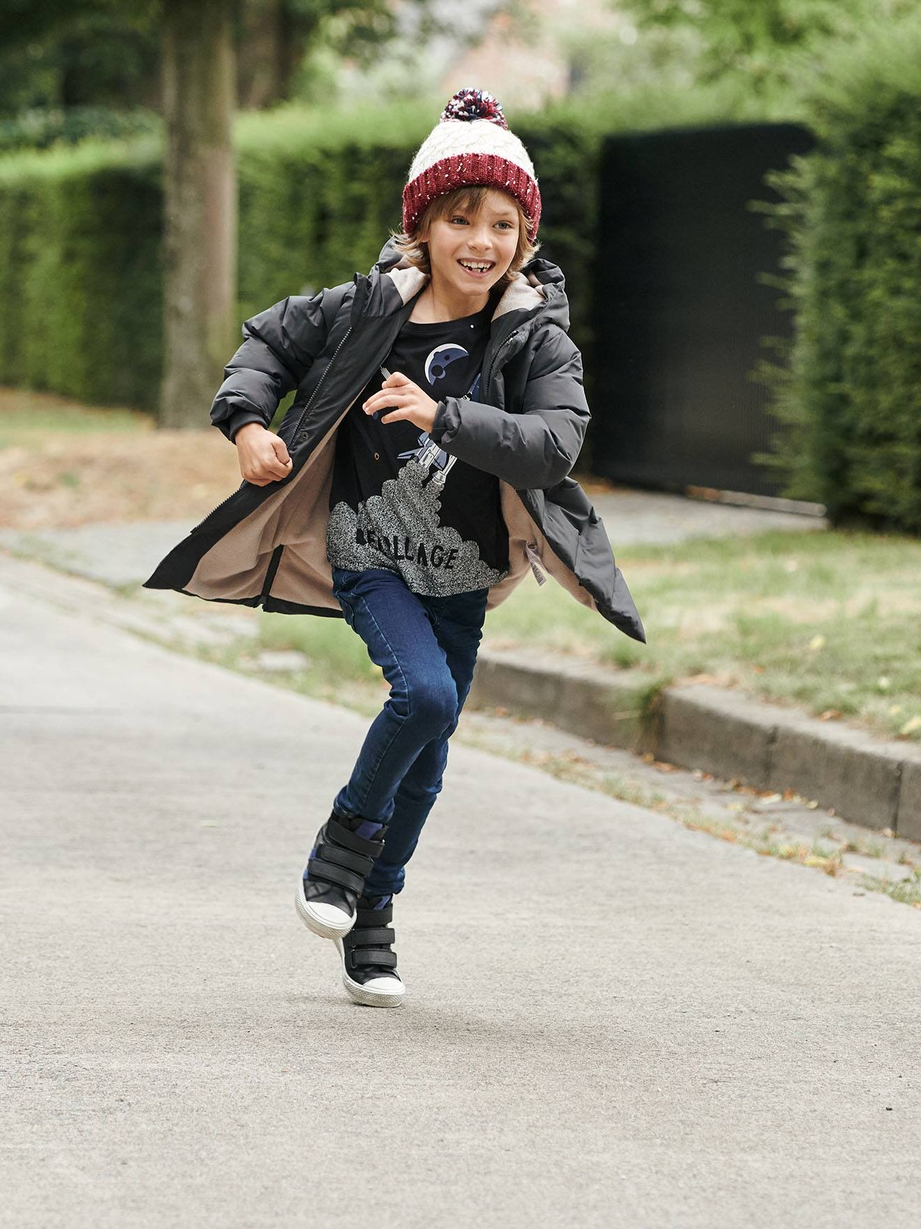 Casaco comprido acolchoado de malha polar com capuz, para meninos, cinza médio liso com estampas.