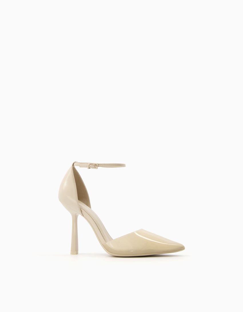 Sapatos de vinil com salto e tira no tornozelo