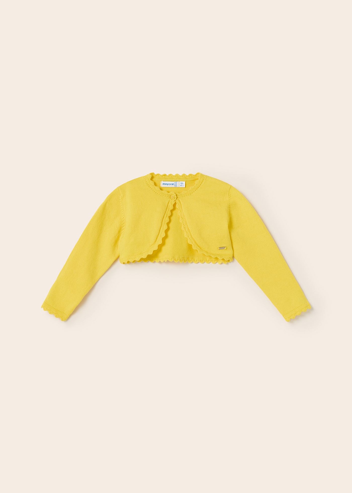 Casaquinho estilo bolero para bebê, confeccionado em algodão sustentável.