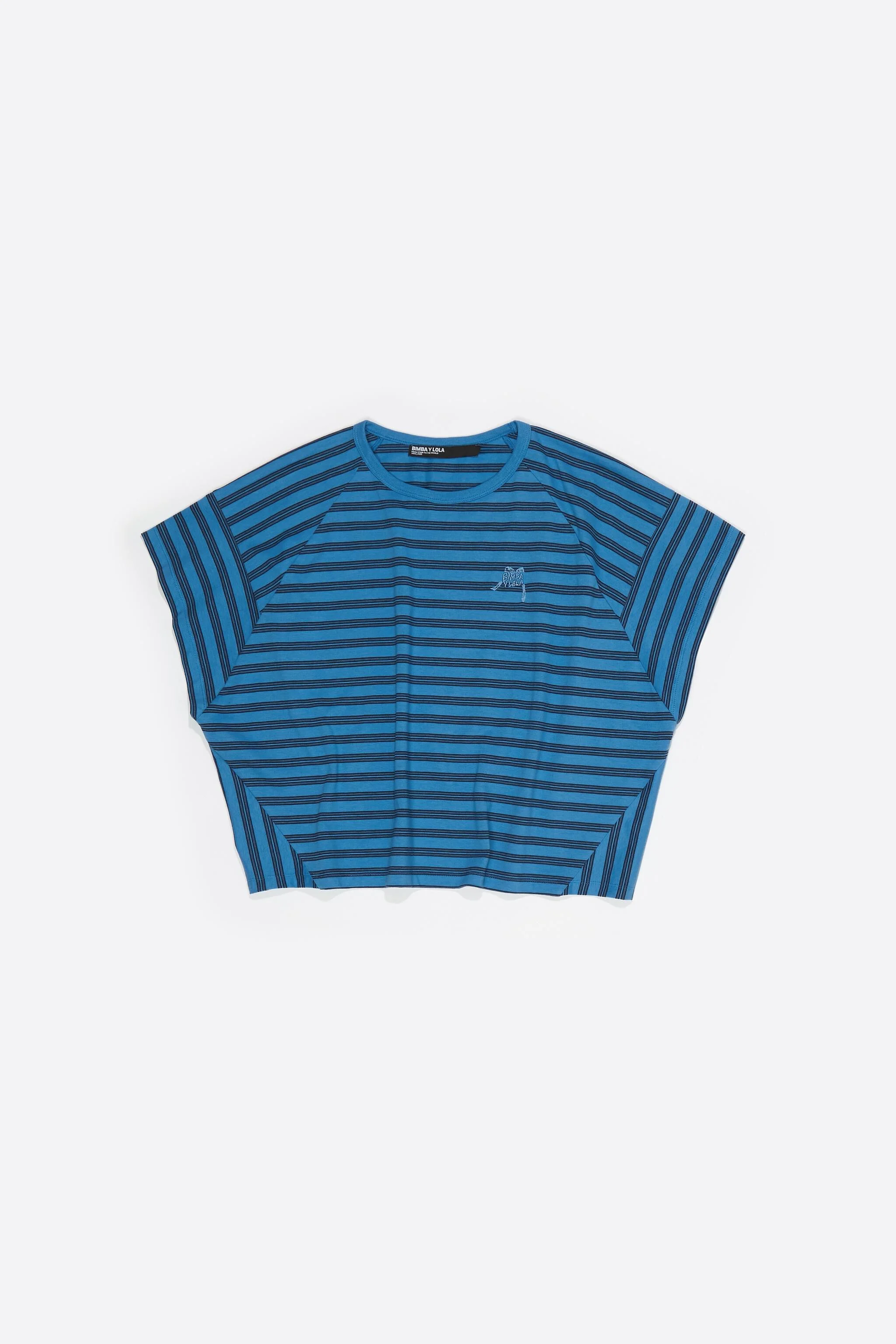 Camiseta cropped listrada azul com logotipo bordado.