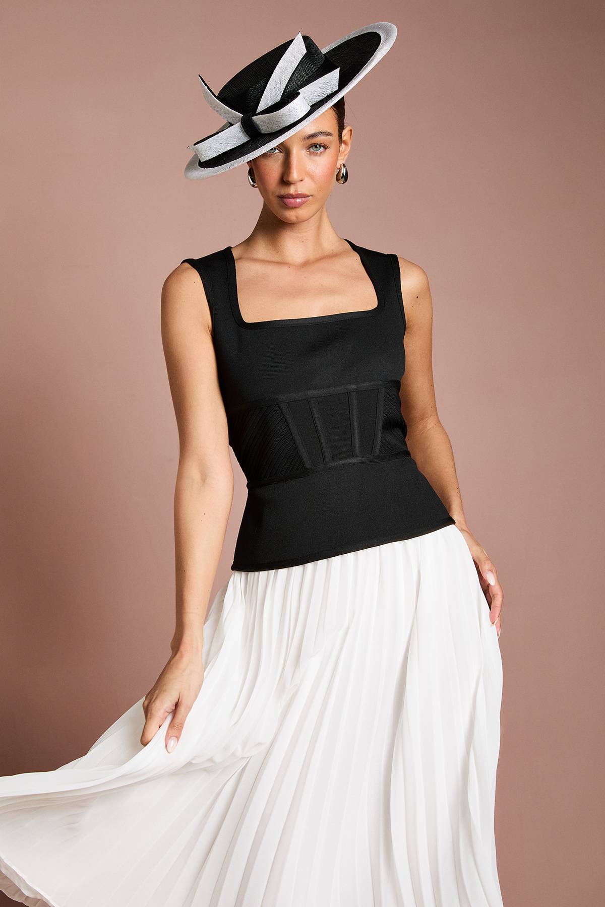 Coast Robe Midi Lisa Tan À Basque Avec Corsage Bandage Et Jupe Plissée En Georgette Monochrome