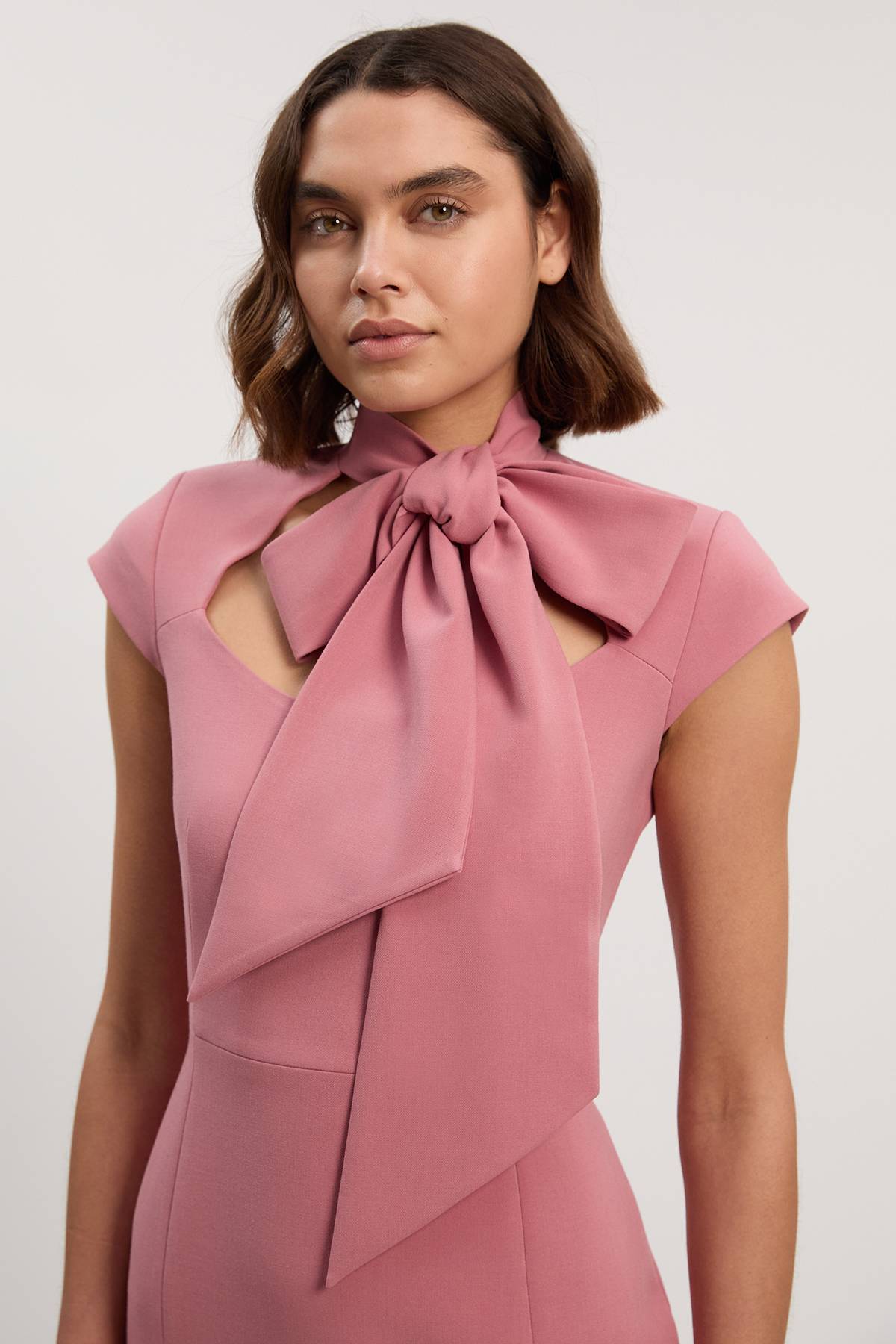 KarenMillen Robe Crayon Mi-Longue Ajustée à Col Nœud Papillon en Stretch Compact Petite Taille