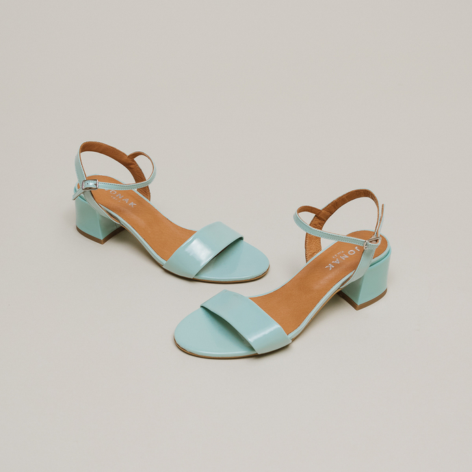 Sandales à talons et bouts ronds  en vernis turquoise