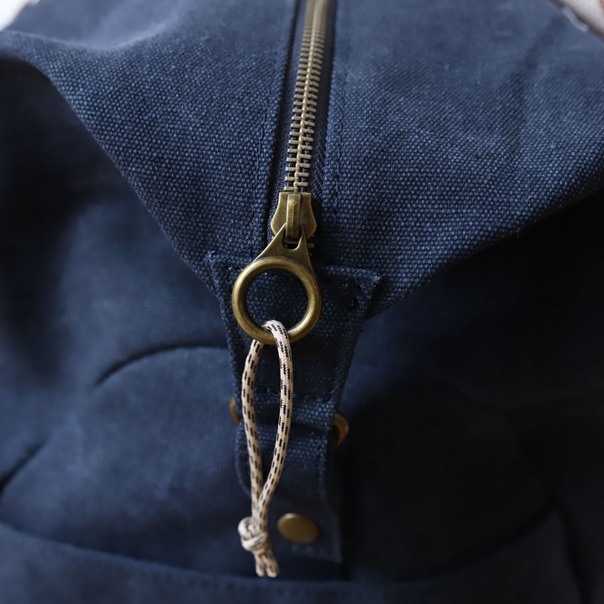 Sac week-end en toile bleu marine .