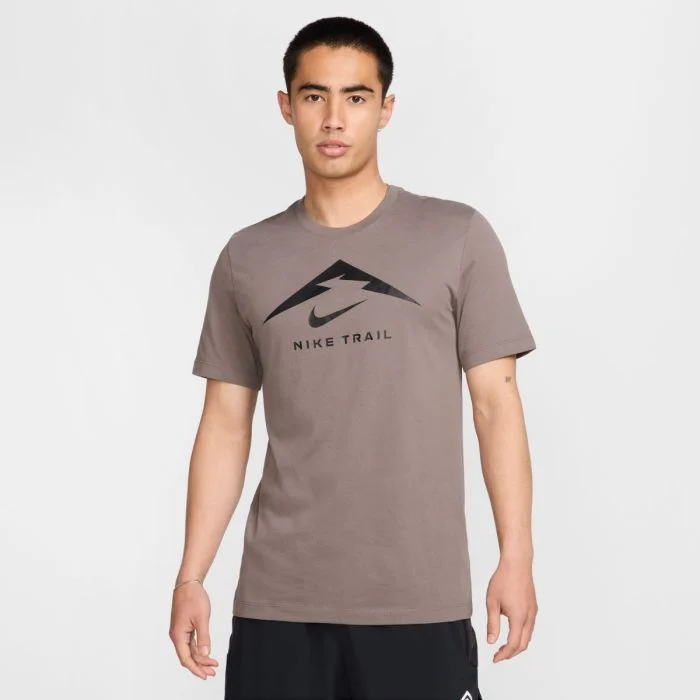 Nike Herre T-shirts Dri-FIT Trail Logo SS Tee Brun