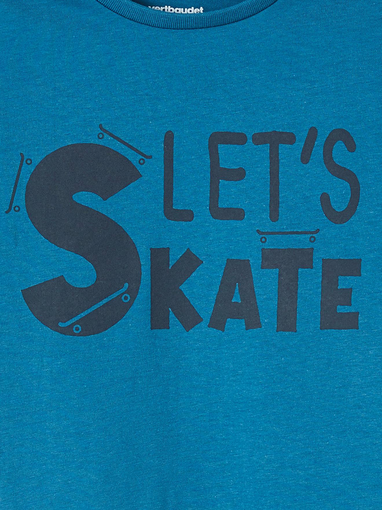 Camiseta infantil masculina lisa azul-médio com estampas e mensagem gráfica.
