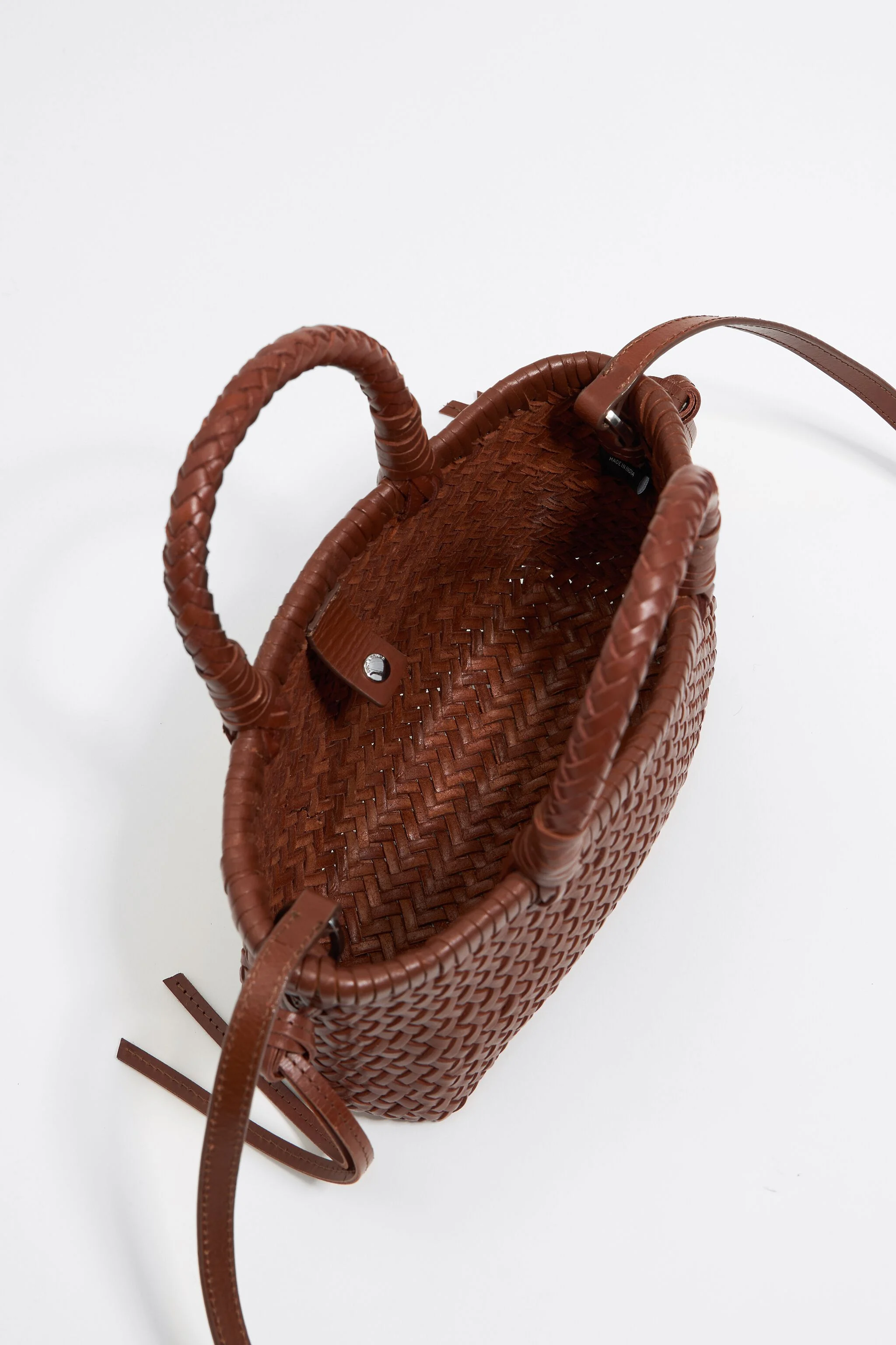 Bolsa pequena de couro trançado cor nogueira