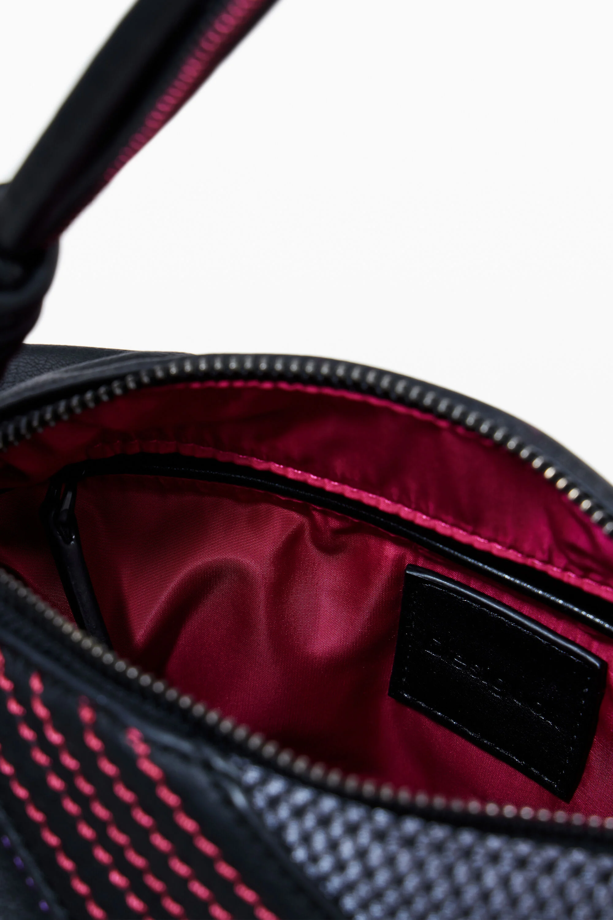 Bolsa costurada em formato de M