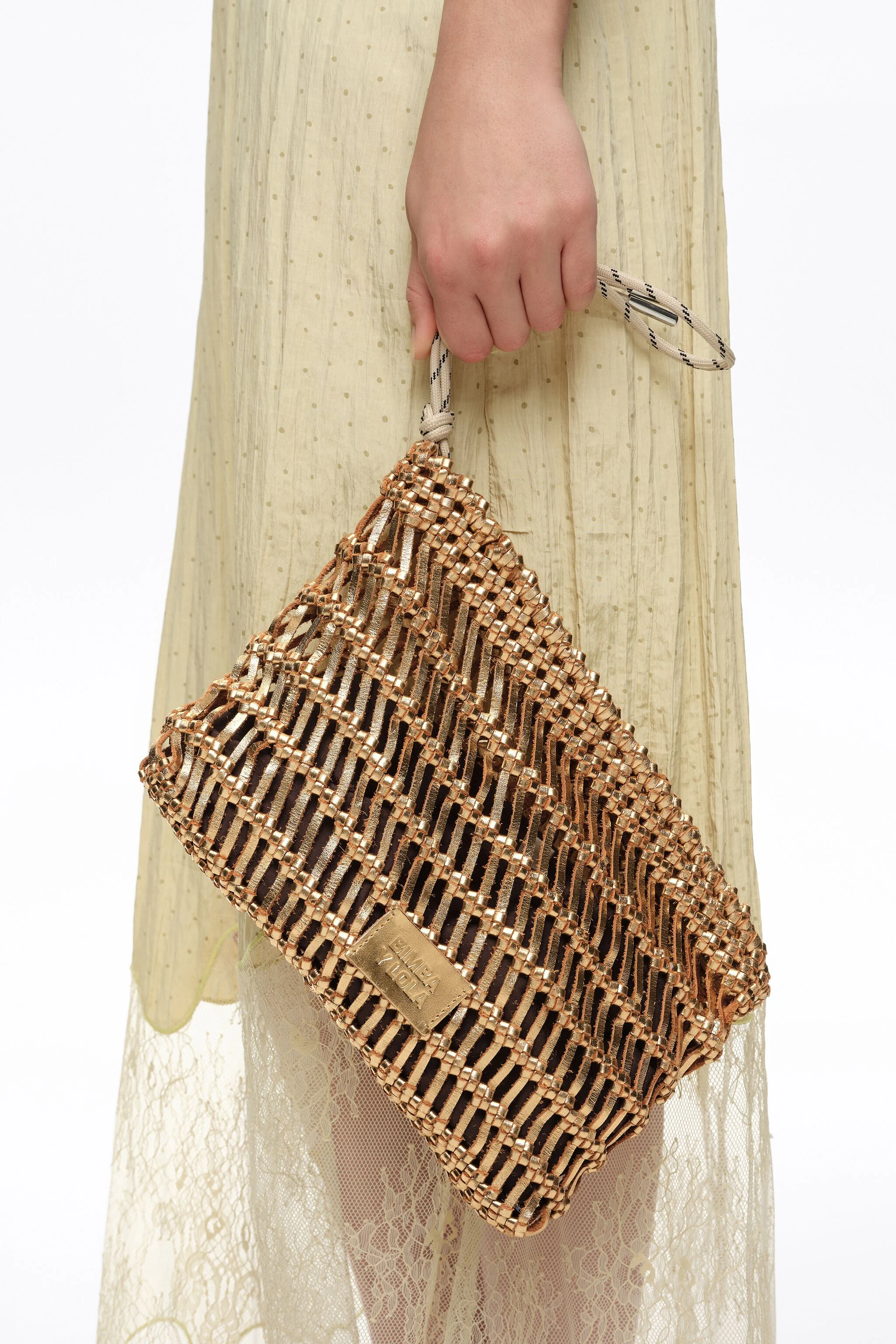 Bolsa de couro trançado dourado