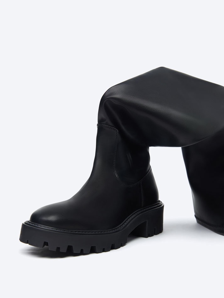 Bota de cano alto e elástico - Preta