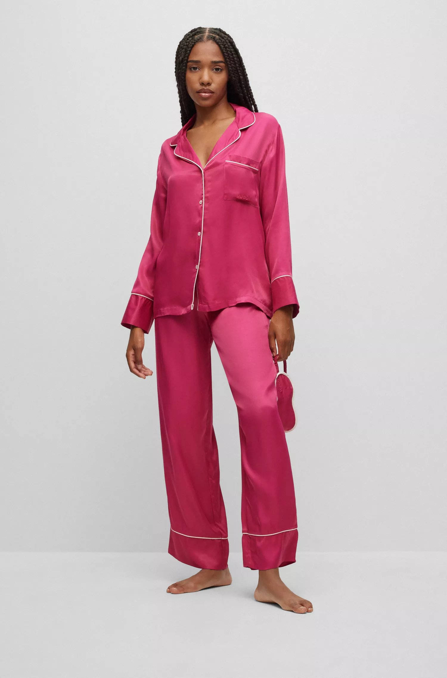 Pijama HUGO vermelho de cetim com modelagem relaxada e detalhes em viés contrastante.