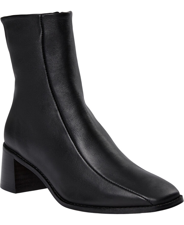 Shoe Biz Pega Black