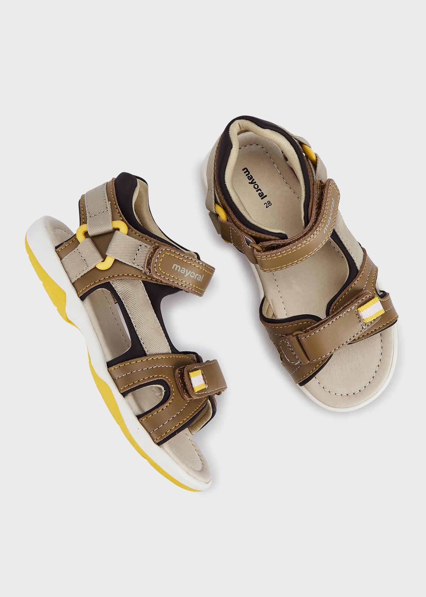 Sandália infantil com fecho duplo de velcro e detalhe lateral.