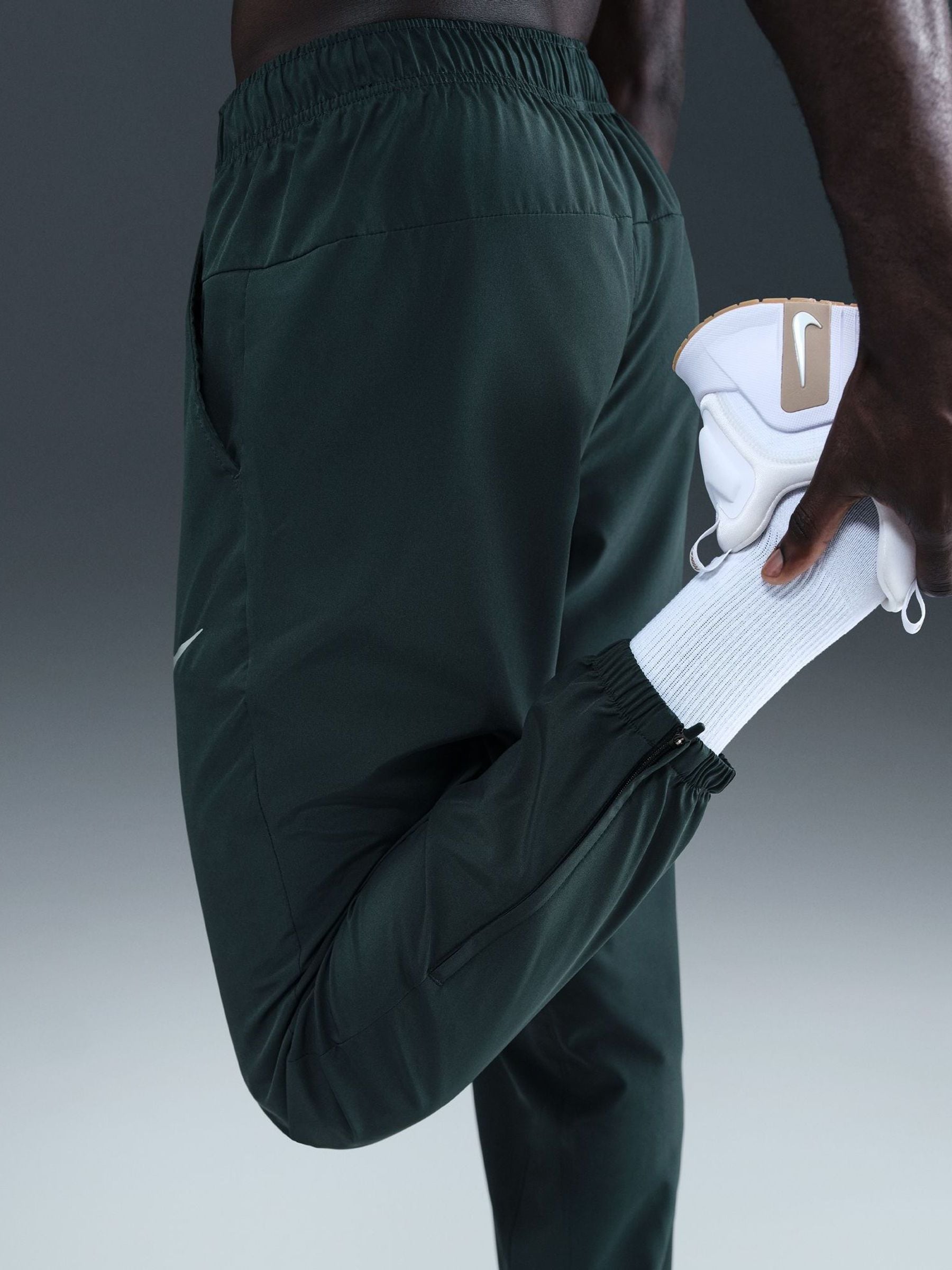 Donkergroen zeewier - Nike Dri-FIT Form trainingsbroek met taps toelopende pijpen