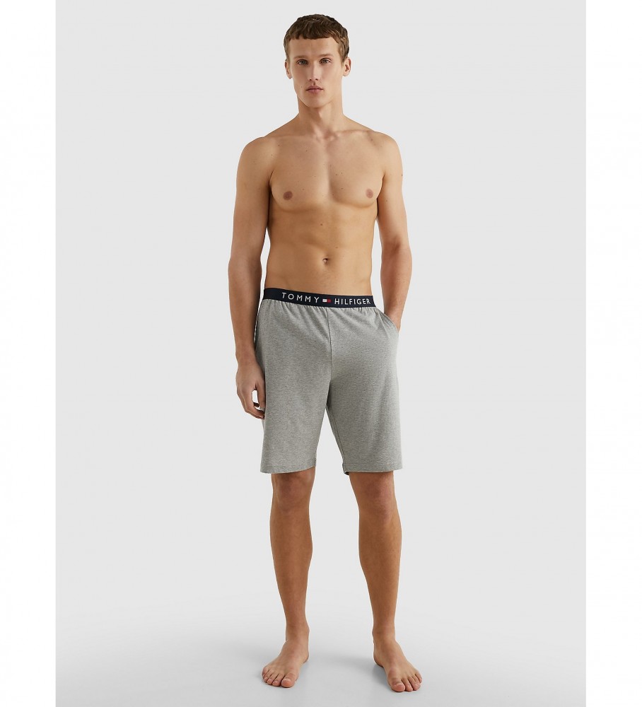 Shorts de malha com logo da Tommy Hilfiger na cor cinza.