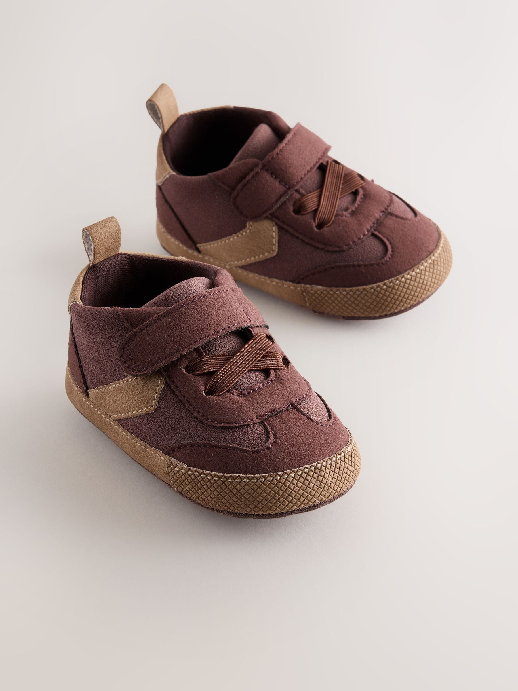 Chocoladebruin - Babysneakers met klittenbandsluiting, elastische veters en visgraatmotief (0 - 2 mnd)