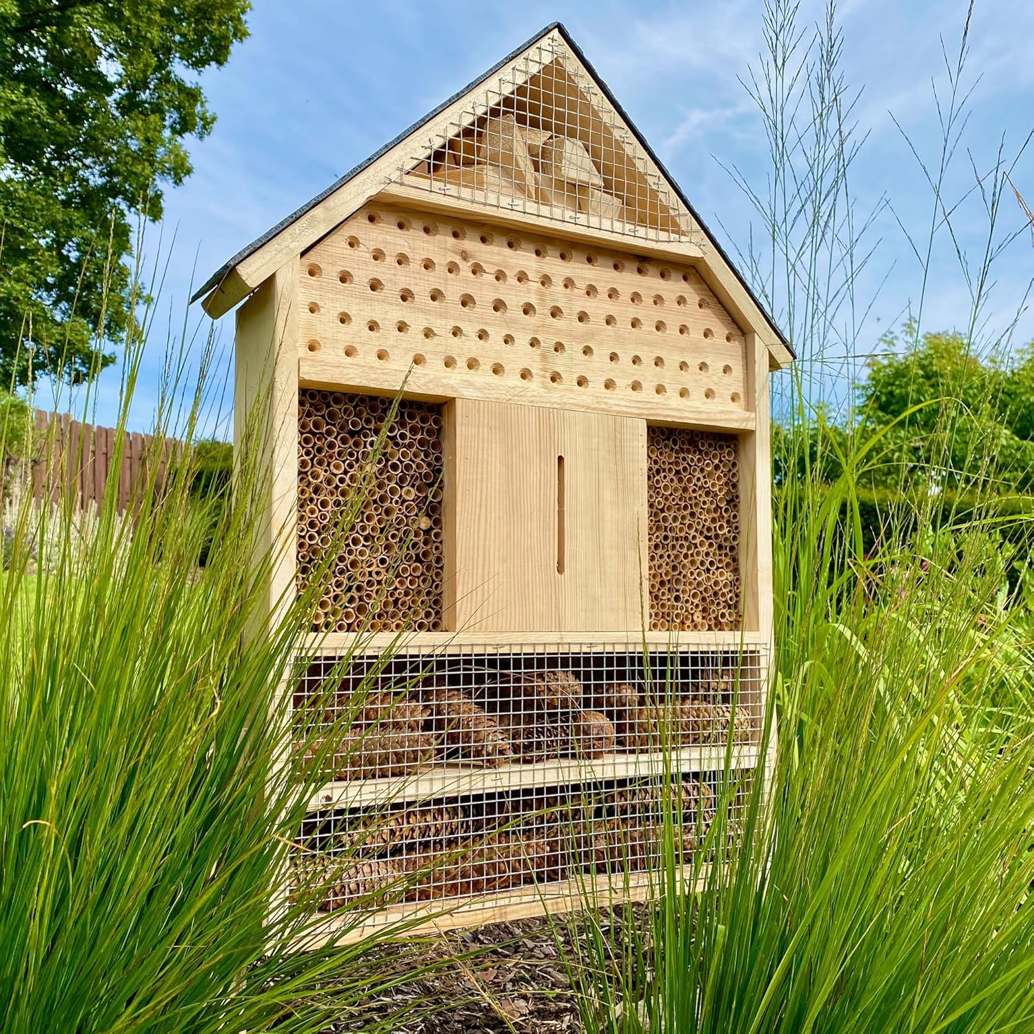 GARTENETAGE Insektenhotel XXL mit Schieferdach/Naturbelassenes, massives Insektenhaus & Bienenhotel/Insektenhotel zum Aufstellen mit Pfählen, witterungsbeständig/Marienkäferhaus, Schmetterlingshaus