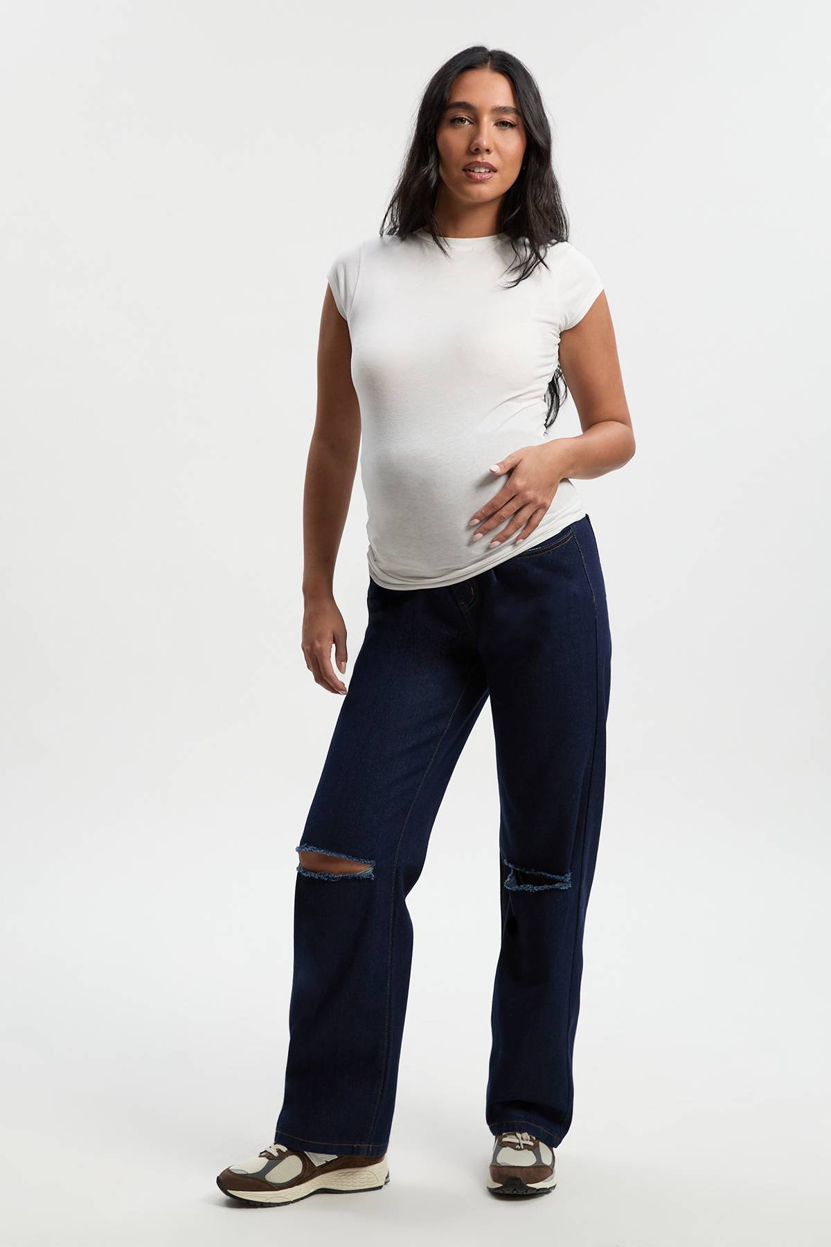 boohoo Jeans Maternité Over The Bump à genou déchiré style boyfriend